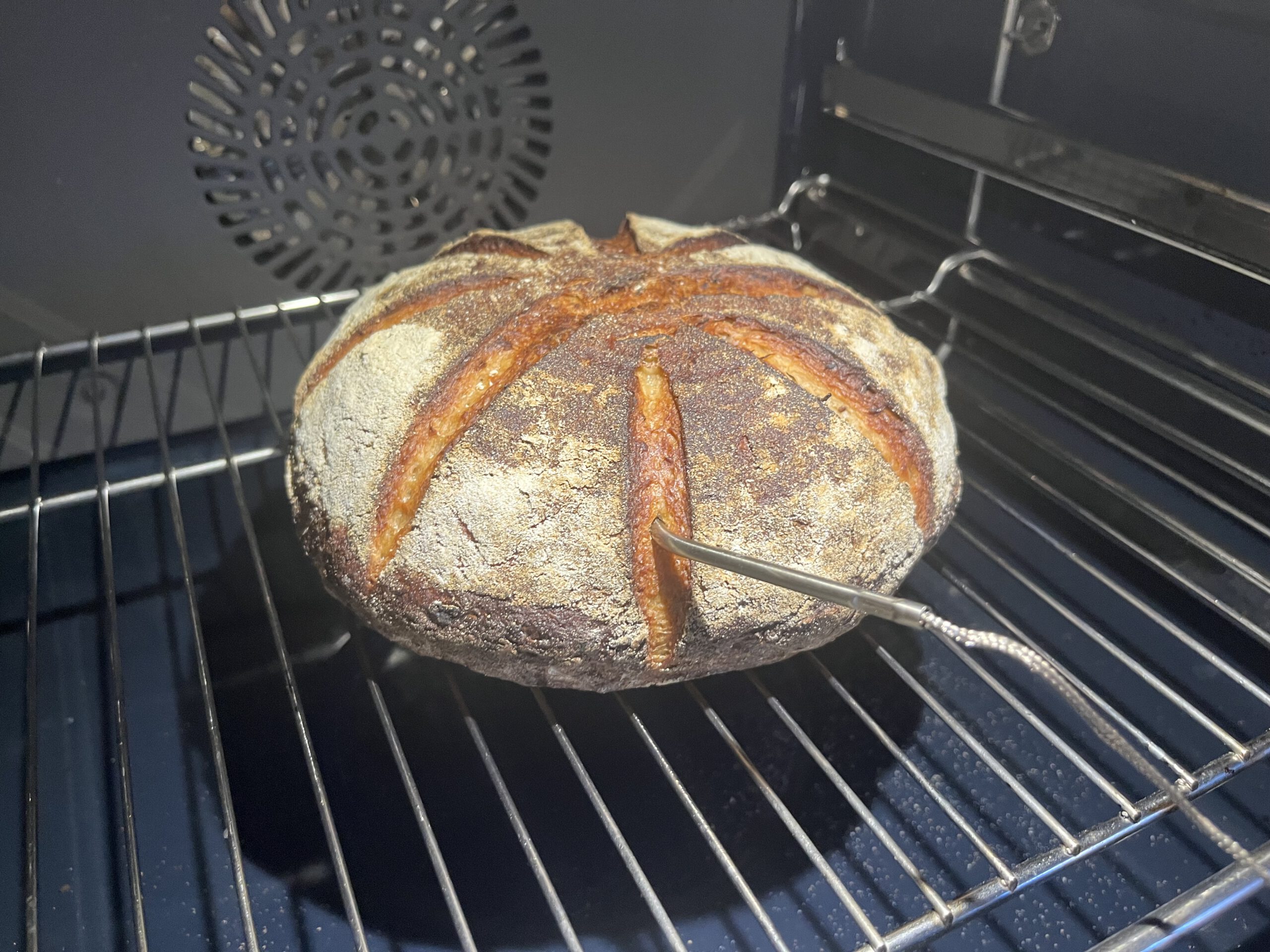 Brot mit Backthermometer